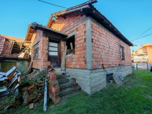 KUCA kostolacki put 102 m2+pom.obj. 57 m2, 6.48 a, u grubim radovima, 50000 EUR