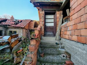 KUCA kostolacki put 102 m2+pom.obj. 57 m2, 6.48 a, u grubim radovima, 50000 EUR