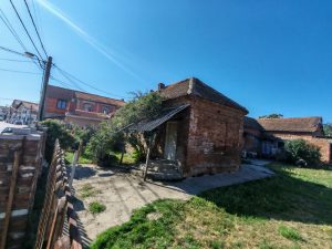 Pozarevac kuca siri centar , 131m2, pom. zgr. 43m2, plac 4,86a